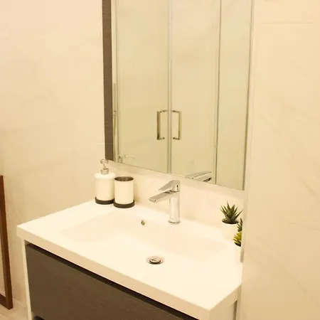 Appartamento Deluxe Apartment Near The Beach