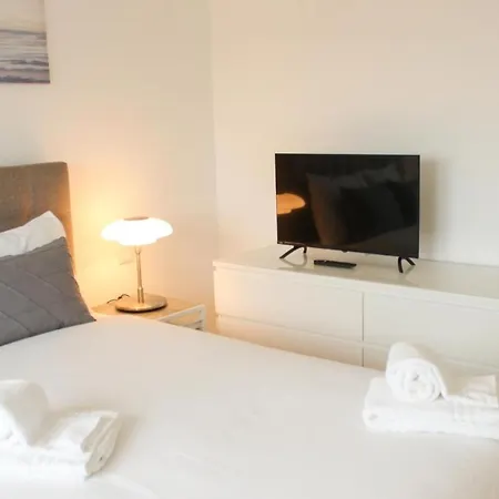 Deluxe Apartment Near The Beach * Parede