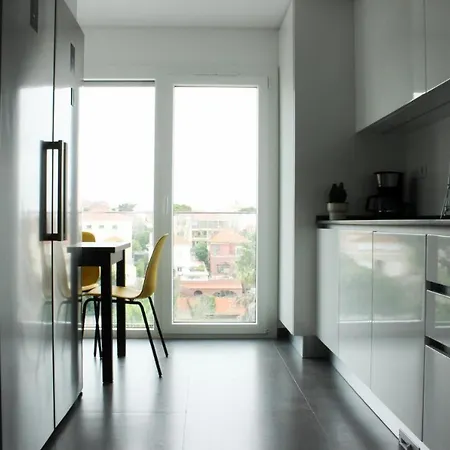 Deluxe Apartment Near The Beach * Parede